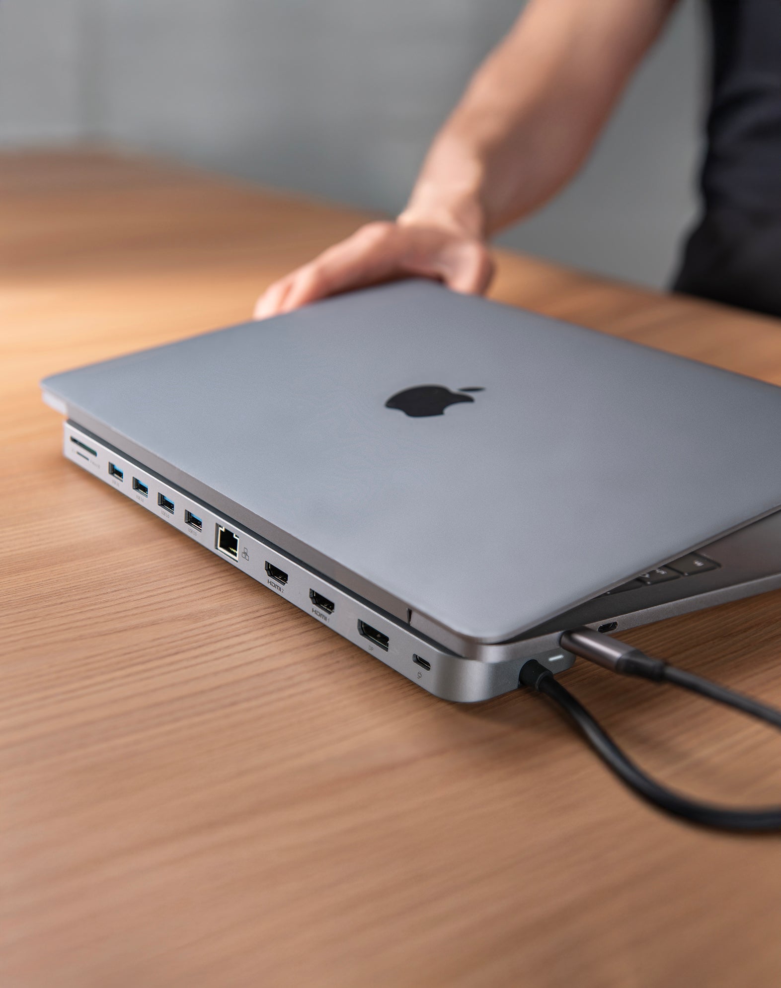 MacBook opening on top of docking station